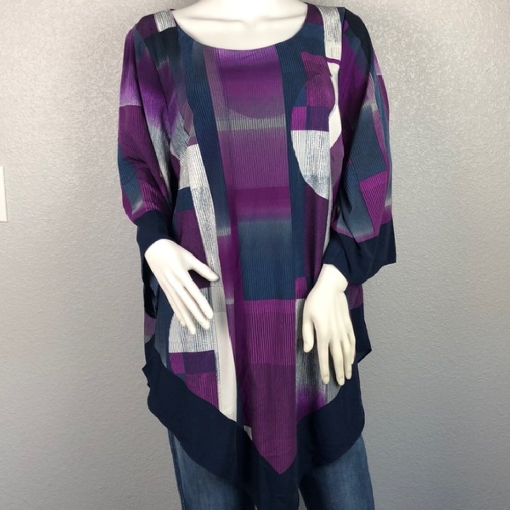 NWOT**Pointed-Hem Top with 3/4 Sleeves